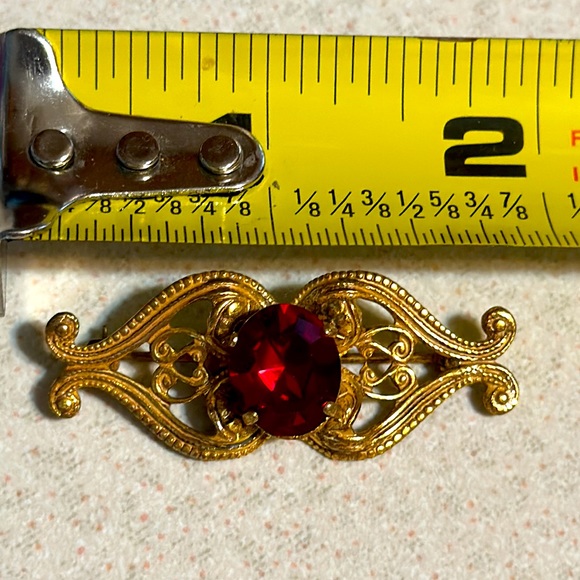 Vintage Miriam Haskell gold tone red rhinestone broach (598) - Picture 4 of 5